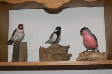 Lot de 3 oiseaux en bois flotté taillés et peints à la main.