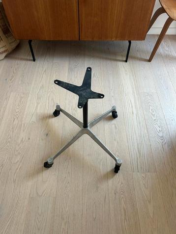 PACC base op wielen voor een vintage Eames shell beschikbaar voor biedingen
