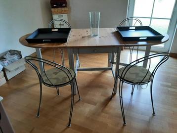 inklapbare tafel met 4 metalen stoelen beschikbaar voor biedingen