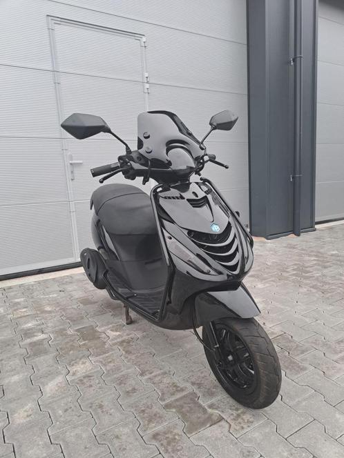 Trottinette 4 temps Piaggio Zip, noir brillant (Classe B 45, Vélos & Vélomoteurs, Scooters | Piaggio, Comme neuf, Zip, Classe B (45 km/h)