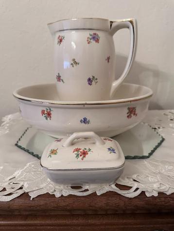 Porseleinen Waterkan en Waskom met Zeepbakje beschikbaar voor biedingen