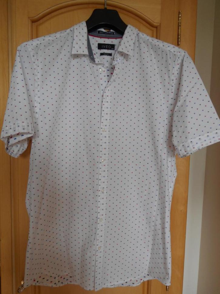 Chemise blanche, motifs rouge/bleu - M, Kleding | Heren, Overhemden, Zo goed als nieuw, Halswijdte 39/40 (M), Wit, Ophalen of Verzenden