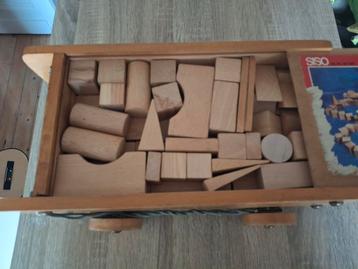 Oude houten blokkendoos beschikbaar voor biedingen
