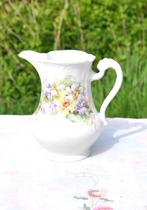 pot au lait vintage porcelaine fleur blanche jaune violette, Antiquités & Art, Enlèvement ou Envoi