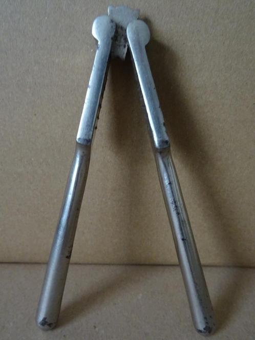 Curiosa notenkraker vintage metalen notenkraker dubbelzijdig, Antiek en Kunst, Curiosa en Brocante, Ophalen of Verzenden