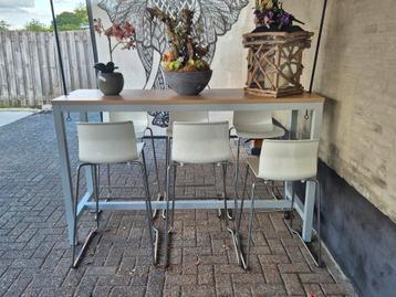 Bar tafel met 6 barstoelen  beschikbaar voor biedingen