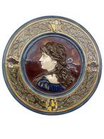 Decoratieve schaal van aardewerk — Vrouw in reliëf — slip