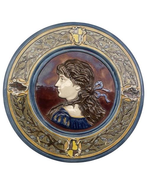 Decoratieve schaal van aardewerk — Vrouw in reliëf — slip, Antiek en Kunst, Antiek | Keramiek en Aardewerk, Ophalen of Verzenden