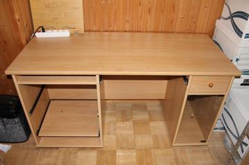 Houten bureau disponible aux enchères