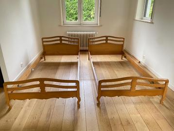 Set 2 massief houten bedframes 90x200 cm – moet weg beschikbaar voor biedingen