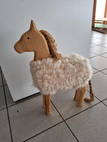 Houten paardje met wol, Enlèvement