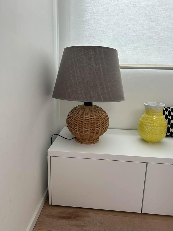 Grote vintage tafellamp in riet / rotan, Huis en Inrichting, Lampen | Tafellampen, Ophalen of Verzenden