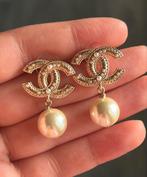 Chanel Oorbellen met Parels Goud Verguld, Ophalen of Verzenden, Zo goed als nieuw, Goud