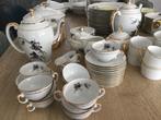 Groot 119-delig servies van Frans porselein