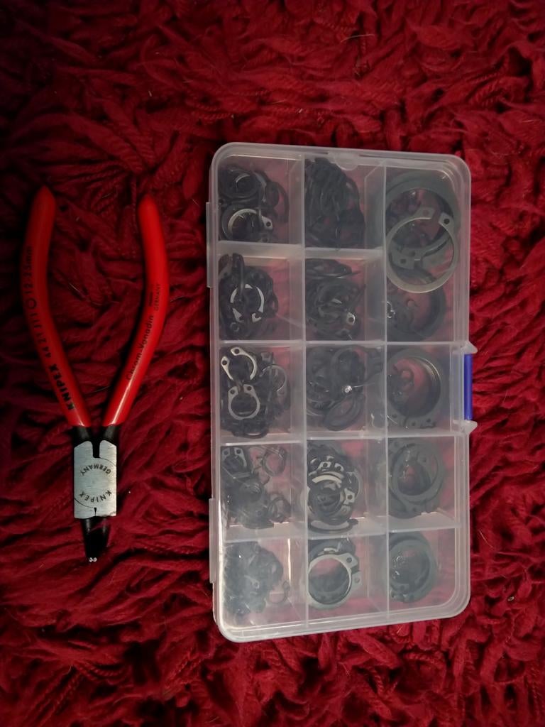 Knipex tang met borgringen, Enlèvement