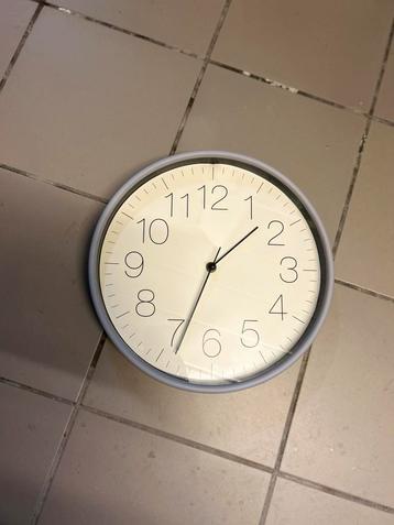 Grijze wijzerklok op batterij beschikbaar voor biedingen
