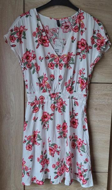 robe neuve fleurie beschikbaar voor biedingen