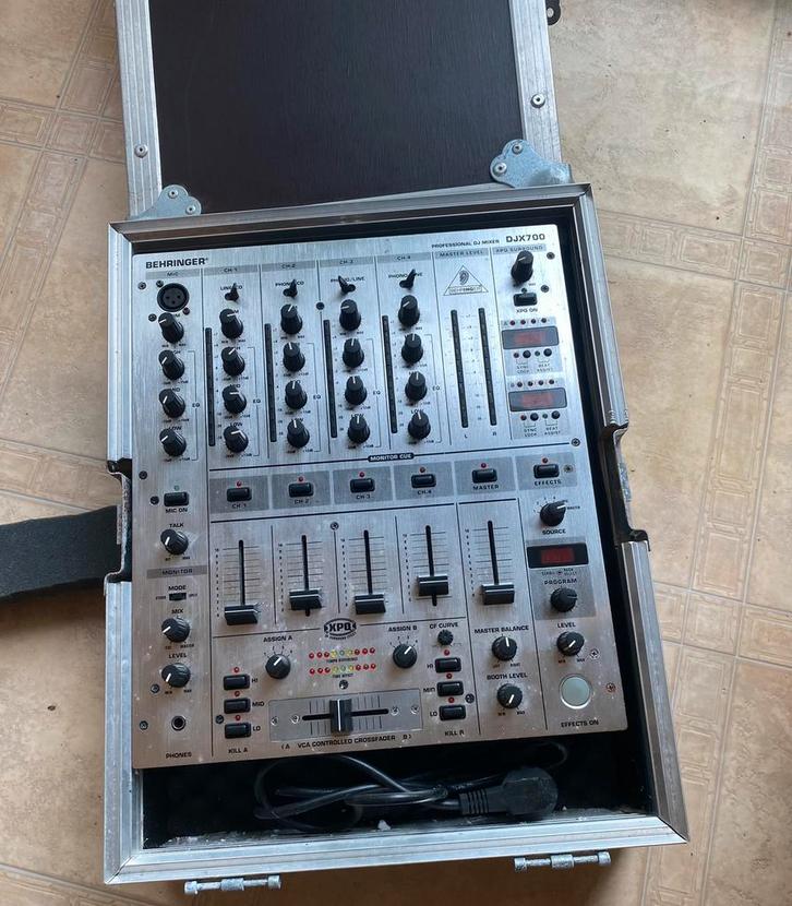Behringer DJX700 DJ-mixer met draagtas, Muziek en Instrumenten, Mengpanelen, Zo goed als nieuw, Ophalen