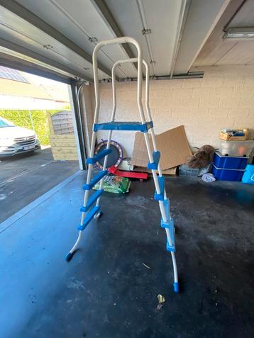 Zwembadtrap 132cm beschikbaar voor biedingen