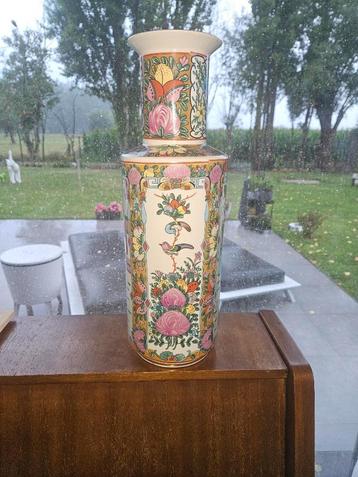 Vintage Chinese vaas van handbeschilderd aardewerk beschikbaar voor biedingen