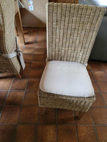 6 rieten stoelen met kussen beschikbaar voor biedingen
