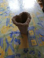 Vase en forme de cœur. Motifs roses. 16cm de haut.