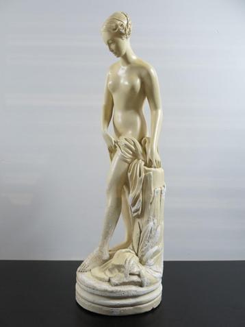 Statue en plâtre femme au bain signée MA