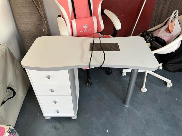 Nageltafel met ingebouwde afzuiging, Huis en Inrichting, Bureaus, Gebruikt, Bureau, Met wielen, Ophalen