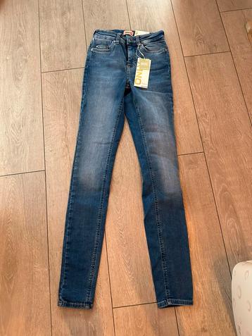 Nieuwe jeans only maat XS (34) en lengte broek 32 dames disponible aux enchères