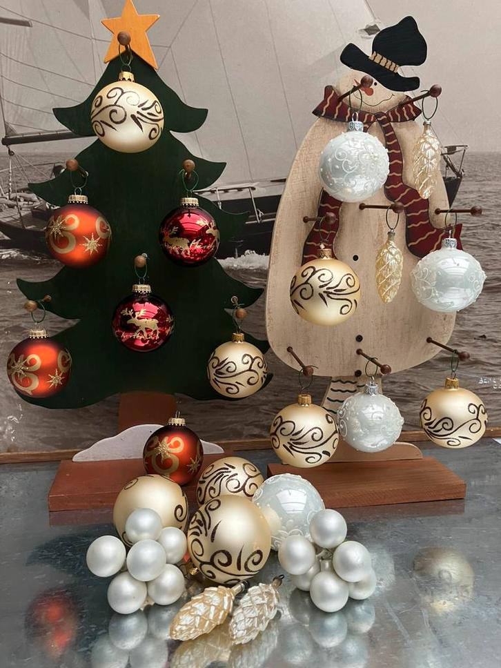 Kerstboom + sneeuwman display met kersversiering, Diversen, Kerst, Zo goed als nieuw, Ophalen of Verzenden