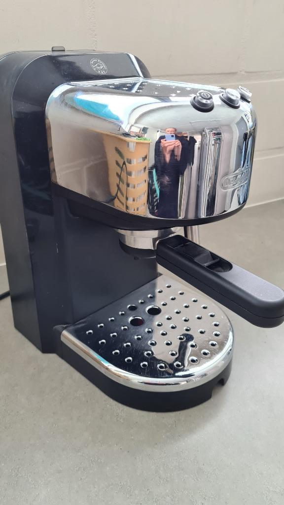 Koffiemachine Delonghi EC270, Elektronische apparatuur, Koffiezetapparaten, Zo goed als nieuw, Gemalen koffie, Koffiebonen, Koffiepads en cups