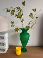 Groene frosted vaas met groene tak en gele theelichthouder, Ophalen, Zo goed als nieuw