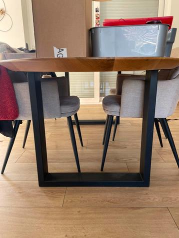 Zwart onderstel tafel beschikbaar voor biedingen