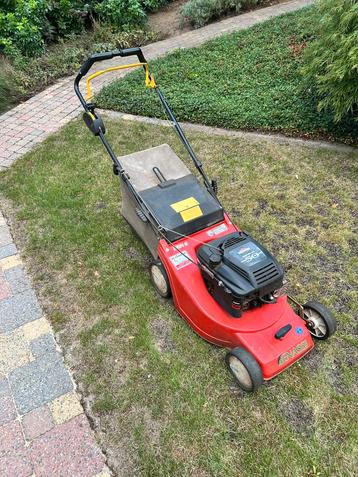 Grasmaaier op benzine. beschikbaar voor biedingen