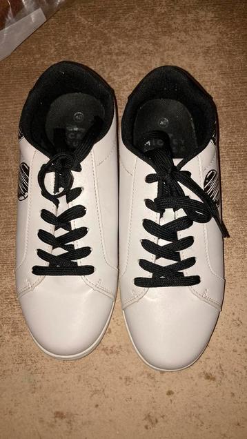 Witte sneakers met  veters maat 40 beschikbaar voor biedingen