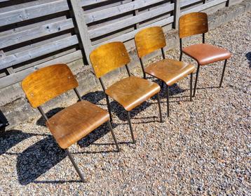 Vier schoolstoelen  beschikbaar voor biedingen