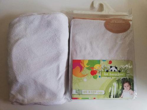 Twee matrasbeschermers 60cm x 120cm, Kinderen en Baby's, Kinderkamer | Beddengoed, Zo goed als nieuw, Wit, Jongetje of Meisje