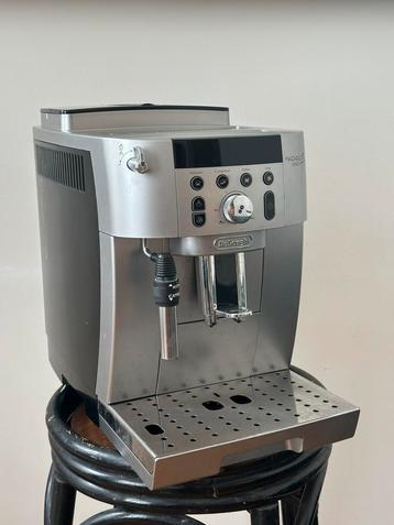 DE LONGHI Machine expresso Magnifica s beschikbaar voor biedingen