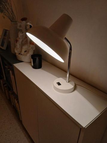 Wit retro lampje van Massive  beschikbaar voor biedingen