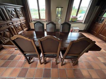 Houten eettafel met 6 stoelen beschikbaar voor biedingen