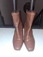 Bottes zippées brunes, Enlèvement