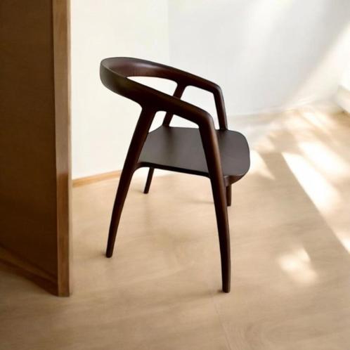Massief houten stoel met armleuning in donker hout, Antiek en Kunst, Antiek | Meubels | Stoelen en Sofa's, Ophalen