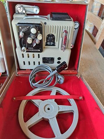 2 oude filmprojectors beschikbaar voor biedingen