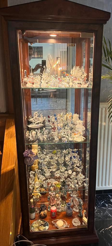 Vitrine kast met swarowski beeldjes, Huis en Inrichting, Kasten | Vitrinekasten, Gebruikt, Glas, Ophalen