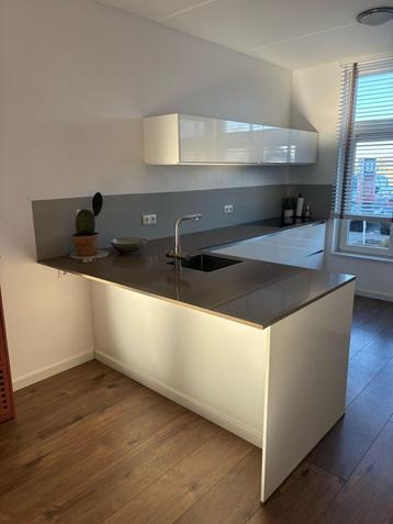 Moderne witte hoekkeuken Gedemonteerd Direct beschikbaar, Huis en Inrichting, Keuken | Complete keukens, Wit, Hoekkeuken, Graniet of Steen