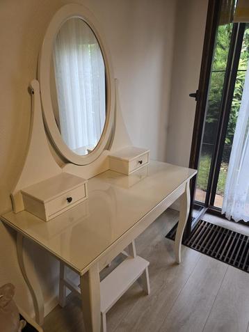 Makeup tafel beschikbaar voor biedingen