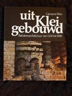 UIT KLEI GEBOUWD / BAKSTEENARCHITECTUUR VAN 1200 TOT 1940 -, Boeken, Peirs, Verzenden