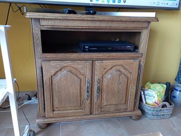 Tv-meubel met draaitafel. beschikbaar voor biedingen