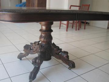 antiek meubilair en tafel beschikbaar voor biedingen