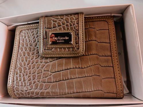 lederen dames portefeuille (krokodillenlook) van Guy Laroche, Handtassen en Accessoires, Zonnebrillen en Brillen | Dames, Nieuw